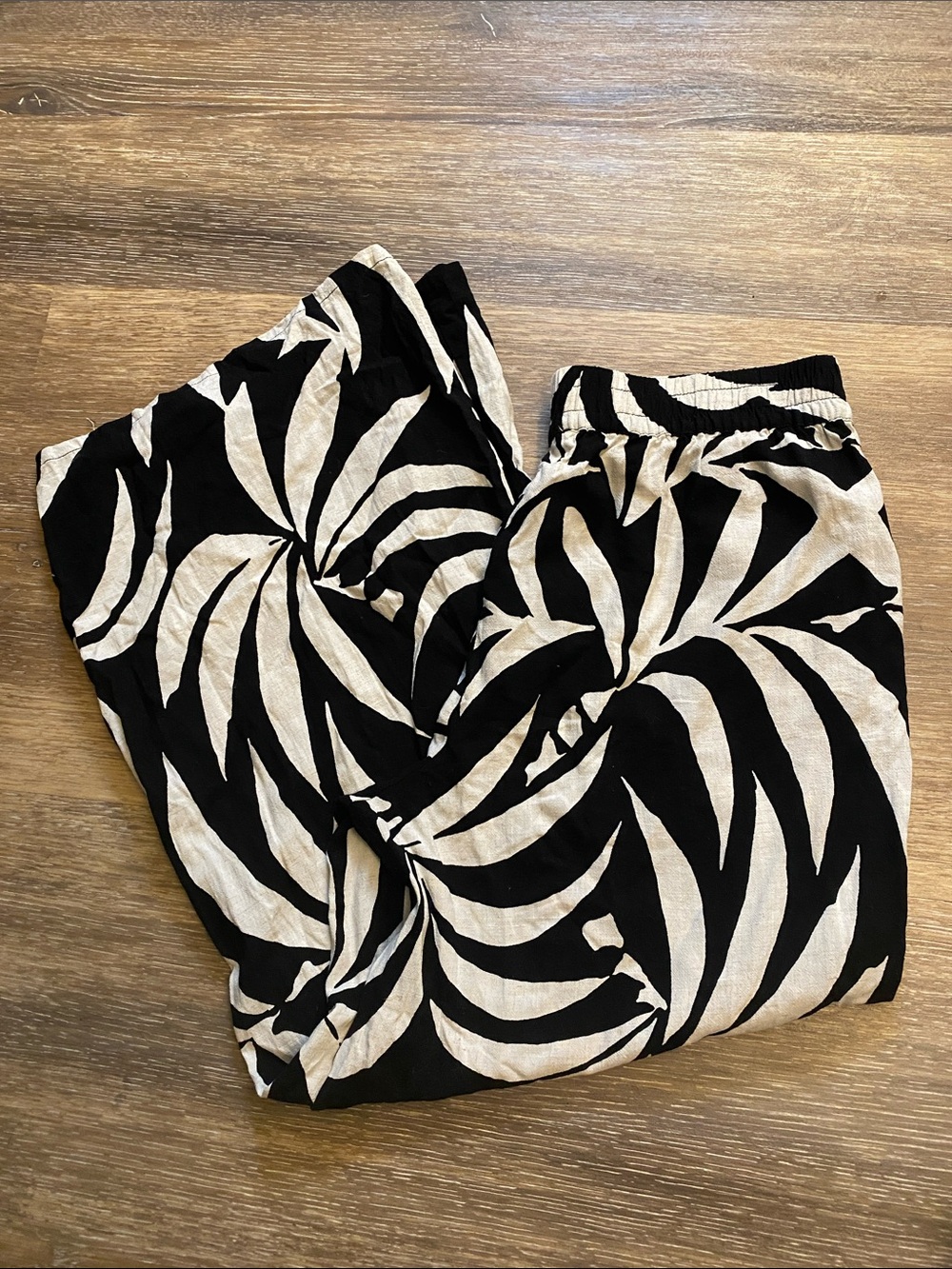 Z supply wide leg Black & Cream Tropical Leaf Print Pants